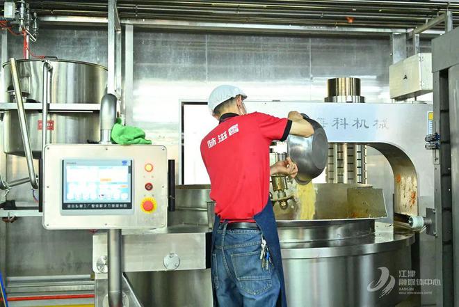 烹百味 匠心熬就“味滋香”麻将胡了电子游戏一勺底料(图7)