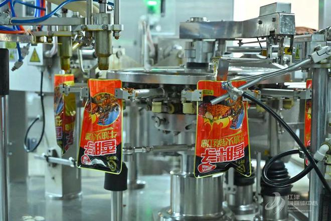 烹百味 匠心熬就“味滋香”麻将胡了电子游戏一勺底料(图8)
