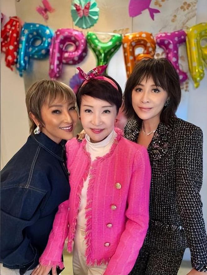 妻互动像小情侣拉姑打扮超显年轻麻将胡了谢霆锋妈妈带老公逛街夫(图8)