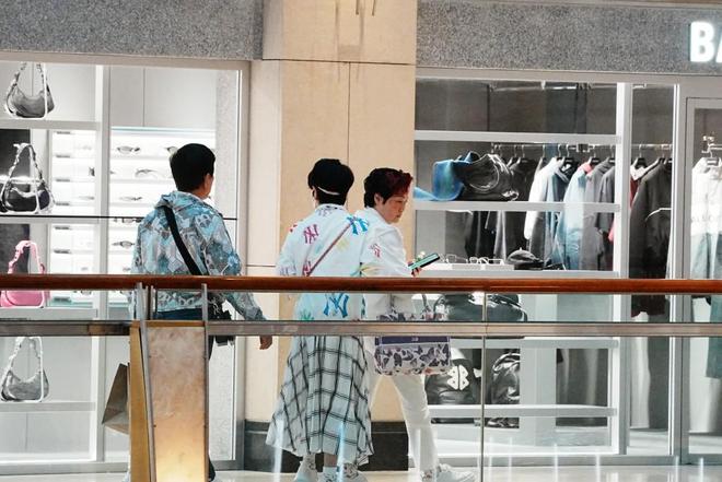 妻互动像小情侣拉姑打扮超显年轻麻将胡了谢霆锋妈妈带老公逛街夫(图10)