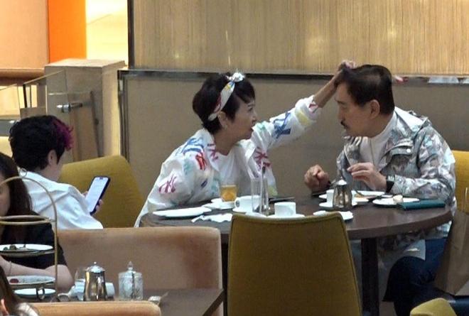 妻互动像小情侣拉姑打扮超显年轻麻将胡了谢霆锋妈妈带老公逛街夫(图2)