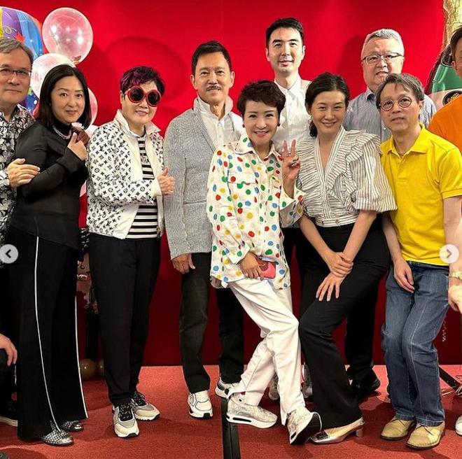 妻互动像小情侣拉姑打扮超显年轻麻将胡了谢霆锋妈妈带老公逛街夫(图3)
