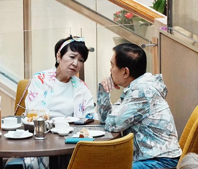 妻互动像小情侣拉姑打扮超显年轻麻将胡了谢霆锋妈妈带老公逛街夫(图5)