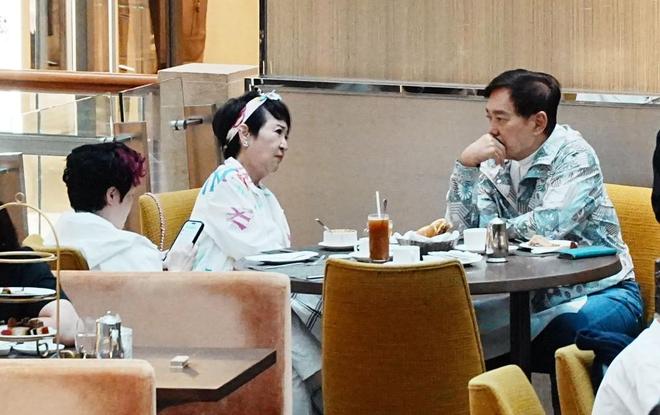 妻互动像小情侣拉姑打扮超显年轻麻将胡了谢霆锋妈妈带老公逛街夫(图6)