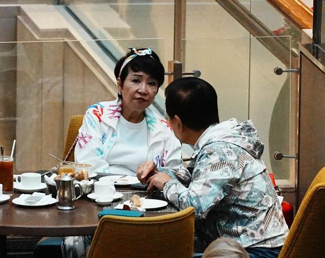 妻互动像小情侣拉姑打扮超显年轻麻将胡了谢霆锋妈妈带老公逛街夫(图4)