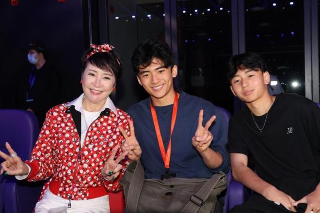 妻互动像小情侣拉姑打扮超显年轻麻将胡了谢霆锋妈妈带老公逛街夫(图12)