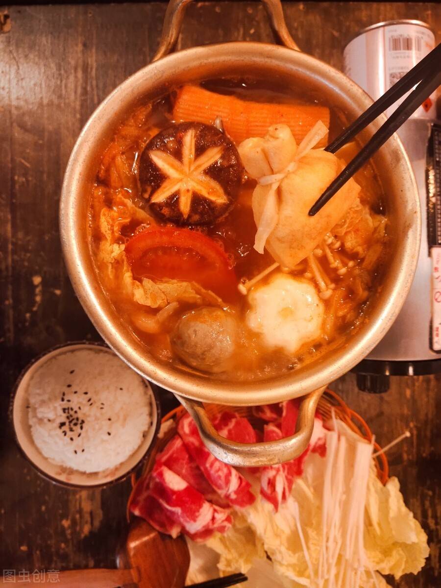 式清淡小火锅深夜食堂不可缺少的美食麻将胡了试玩冬天来锅热腾腾寿喜锅日